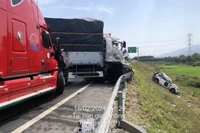Vụ tai nạn liên hoàn trên cao tốc Cam Lộ - La Sơn, ô-tô con lao xuống vực. (ảnh: CTV)