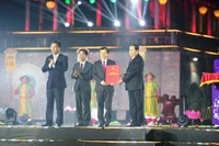 Chủ tịch Quốc hội Trần Thanh Mẫn trao Nghị quyết của Quốc hội về thành lập thành phố Huế trực thuộc Trung ương cho lãnh đạo tỉnh Thừa Thiên Huế.
