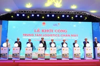 Lãnh đạo thành phố Huế và Tập đoàn LEC thực hiện nghi thức bấm nút khởi công dự án.