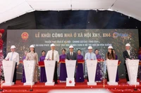 Lãnh đạo Bộ Xây dựng và lãnh đạo thành phố thực hiện nghi thức khởi công dự án nhà ở xã hộ tại Khu phức hợp Thủy Vân giai đoạn 2.