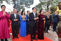 Chủ tịch nước và Phu nhân cùng các đại biểu dâng hương tại Hoàng thành Thăng Long.