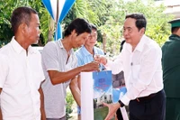 Chủ tịch Quốc hội Trần Thanh Mẫn đến thăm, tặng quà Tết Nguyên đán Ất Tỵ cho hộ chính sách, hộ nghèo, dân tộc thiểu số và chiến sỹ ở Đồn Biên phòng Mỹ Long của tỉnh Trà Vinh.