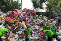 Công nhân đang phân loại rác thải nhựa phục vụ công tác tái chế tại một điểm tập kết ở Thủ đô Hà Nội. (Ảnh VIETCYCLE)