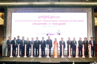 Tổng Bí thư Tô Lâm và các đại biểu thực hiện nghi thức khai trương đường bay Phú Quốc-Singapore của Vietjet Air. (Ảnh: TTXVN)