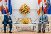 Đại sứ Việt Nam Nguyễn Huy Tăng đến chào Thủ tướng Vương quốc Campuchia Hun Manet. (Ảnh: Fresh News)