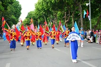 Người dân Hà Nội tham gia các khối diễu hành bên hồ Hoàn Kiếm.