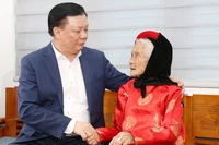 Bí thư Thành ủy Hà Nội Đinh Tiến Dũng thăm, chúc Tết Bà mẹ Việt Nam Anh hùng Bùi Thị Nhuần (xã Đặng Xá, huyện Gia Lâm) nhân dịp Tết Nguyên đán Quý Mão 2023.