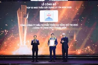 Ông Đỗ Tiến Lợi - Phó Tổng Giám đốc Tổng công ty UDIC vinh dự nhận Cúp và Giấy chứng nhận từ Ban Tổ chức. (Ảnh: TRUNG KIÊN)