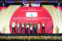 Đại diện lãnh đạo UDIC nhận chứng nhận Top 10 Nhà thầu xây dựng năm 2024.