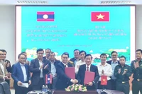 Đại diện lãnh đạo tỉnh Quảng Trị và tỉnh Savannaket (Lào) ký kết biên bản thông qua Đề án xây dựng Khu kinh tế thương mại xuyên biên giới chung Lao Bảo-Đensavẳn.