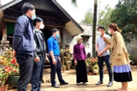 Cán bộ, đảng viên xã Ea Bhốk, huyện Cư Kuin, tỉnh Đắk Lắk tuyên truyền, vận động đồng bào dân tộc thiểu số nâng cao ý thức phòng chống dịch bệnh, bảo vệ sức khỏe cộng đồng.
