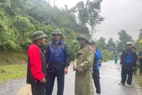 Phó Chủ tịch Ủy ban nhân dân tỉnh Cao Bằng Hoàng Văn Thạch (đứng giữa, mũ cối) làm Tổng chỉ huy các lực lượng cứu hộ, cứu nạn tại huyện Nguyên Bình.