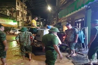 Lực lượng vũ trang tỉnh Cao Bằng xuyên đêm giúp dân chạy lũ.
