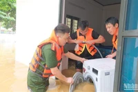 Lực lượng giúp người dân ở thành phố Cao Bằng di chuyển tài sản.