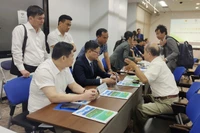 Lãnh đạo tỉnh Bắc Kạn giới thiệu với các nhà đầu tư tại Tokyo (Nhật Bản) về tiềm năng của tỉnh. (Ảnh: PHƯƠNG THẢO)