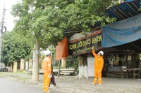 Cán bộ Công ty Điện lực Bắc Kạn tuyên truyền, hướng dẫn người dân huyện Chợ Mới phòng, tránh nguy hiểm từ lưới điện đi qua những cây to. 