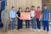 Lãnh đạo Ủy ban Mặt trận Tổ quốc Việt Nam tỉnh Bắc Kạn trao hỗ trợ làm nhà cho hộ nghèo ở thôn Nà Vài, xã Bằng Thành, huyện Pác Nặm. (Ảnh: HƯƠNG LAN)