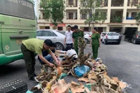 Lực lượng chức năng kiểm tra tang vật thu giữ trên xe khách. (Ảnh: Công an Bắc Kạn)