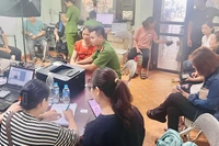 Hỗ trợ điện thoại thông minh giúp người dân tiếp cận các dịch vụ trực tuyến, định danh điện tử. (Trong ảnh: Công an thành phố Bắc Kạn hướng dẫn người dân cài đặt, kích hoạt tài khoản định danh điện tử).