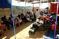 Xung đột khiến người dân Sudan phải tạm trú trong một ngôi trường tại khu phố Al-Ahamda thuộc thành phố Bahri, phía bắc thủ đô Khartoum. (Ảnh: TÂN HOA XÃ)