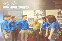 Các bạn trẻ lắng nghe những câu chuyện của chiến sĩ cách mạng năm xưa. (Ảnh: VIỆT HƯNG)