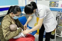 Tiêm vaccine cho trẻ em tại Trung tâm Kiểm soát bệnh tật tỉnh Quảng Ninh. (Ảnh: NGUYỄN HUẾ)