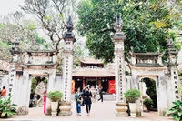 Khách du lịch tham quan đền Ðồng Cổ. 