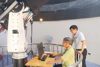 Các nhà khoa học vận hành kính thiên văn quang học tại Trung tâm Khám phá khoa học và Đổi mới sáng tạo. 