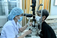 Bác sĩ Bệnh viện đa khoa Vĩnh Linh, tỉnh Quảng Trị khám bệnh cho người cao tuổi. (Ảnh ĐĂNG KHOA) 
