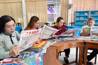Ðộc giả đọc báo, tạp chí của Ðảng tại Thư viện tỉnh Sóc Trăng. (Ảnh Nguyễn Phong) 