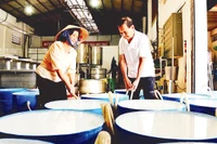 Nghề làm bột gạo tươi của cơ sở sản xuất bột gạo Tư Nương, Phường 2, thành phố Sa Đéc. 