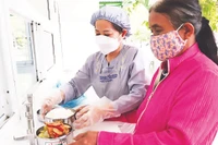 Bệnh nhân nhận suất ăn miễn phí từ bếp ăn "Hiểu và Thương" tại Bệnh viện Đa khoa tỉnh Ninh Thuận. 