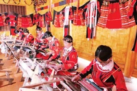 Dân tộc Pà Thẻn tại xã Tân Bắc, huyện Quang Bình (tỉnh Hà Giang) lưu giữ nghề dệt truyền thống.