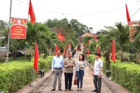 Cán bộ Mặt trận các cấp huyện Bố Trạch trao đổi về mô hình khu dân cư tự quản. 