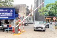 Một điểm trông giữ xe hạn chế dùng tiền mặt trên phố Trần Quang Khải. 