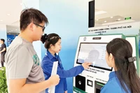 Đoàn viên thanh niên hướng dẫn người dân tiếp cận các nguồn học liệu số. 