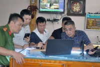 Công an điều tra vụ án cướp tiệm vàng Ðức Nam tại huyện Kim Thành, tỉnh Hải Dương. (Ảnh KHÁNH NGÂN) 