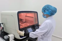 Cán bộ kỹ thuật Trung tâm Giám định ADN vận hành hệ thống giải trình tự gien thế hệ mới. 