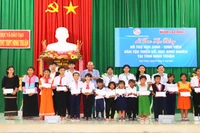 Ông Trương Hòa Bình trao học bổng cho các em học sinh, sinh viên dân tộc thiểu số tỉnh Ninh Thuận.