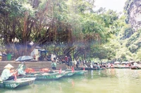 Bến thuyền Tràng An. 