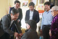 Bí thư Tỉnh ủy Quảng Bình Vũ Ðại Thắng thăm, tặng quà người có công ở huyện Lệ Thủy. 