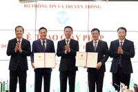 Bộ trưởng Thông tin và Truyền thông Nguyễn Mạnh Hùng trao giấy phép 5G cho 2 nhà mạng Viettel và VNPT.