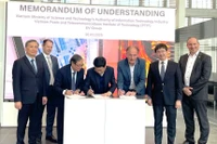 Thứ trưởng Khoa học và Công nghệ Bùi Hoàng Phương và Đoàn công tác chứng kiến lễ ký kết biên bản ghi nhớ giữa các đơn vị.
