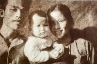 Đồng chí Hoàng Minh Đạo và vợ Hoàng Minh Phụng cùng con gái Minh Vân tại chiến khu Việt Bắc, Đại Từ, Thái Nguyên, năm 1947. Ảnh tư liệu