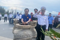 Đồng chí Huỳnh Thành Đạt, Ủy viên Trung ương Đảng, Phó Trưởng Ban Tuyên giáo và Dân vận Trung ương dâng hương tại khu tưởng niệm.