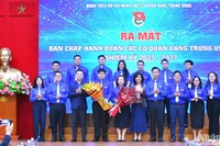 Bí thư Trung ương Đoàn, Chủ tịch Hội Liên hiệp Thanh niên Việt Nam Nguyễn Tường Lâm (thứ 3 từ trái sang, hàng đầu) cùng đại diện các đơn vị liên quan tặng hoa chúc mừng Ban Chấp hành Đoàn Thanh niên các cơ quan Đảng Trung ương nhiệm kỳ 2025-2027.