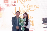 Nghệ sĩ Nhân dân Phạm Ngọc Tuấn, Tổng Giám đốc Hãng phim hoạt hình Việt Nam trao giải Kịch bản phim hoạt hình tiềm năng xuất sắc cho tác giả Nguyễn Mai Dung. (ẢNH: BTC)