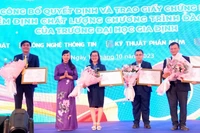 Các thầy cô đón nhận Giấy chứng nhận kiểm định chất lượng chương trình đào tạo.