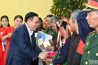 [Ảnh] Chủ tịch Quốc hội Vương Đình Huệ tặng quà cho gia đình chính sách, người lao động có hoàn cảnh khó khăn tỉnh Yên Bái 