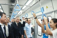 Tổng Bí thư Tô Lâm đi tàu Metro số 1 Bến Thành-Suối Tiên và trò chuyện với người dân. (Ảnh: TTXVN)